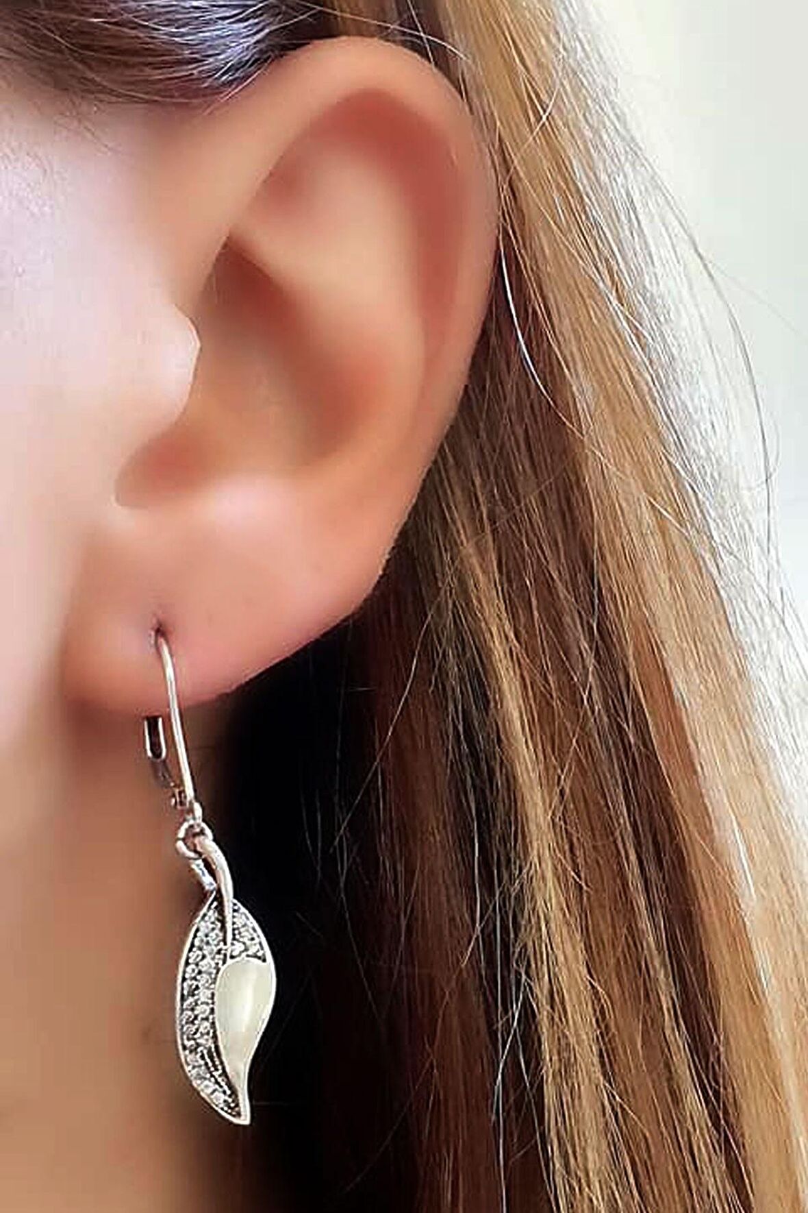 Yaprak figürlü zirkon taşlı gümüş küpe